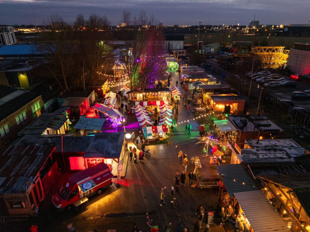 Verlichte kerstmarkt STEK Breda avond sfeer