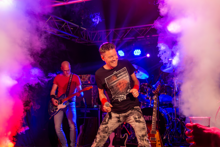 Licht- en geluidstechniek tijdens privéfeest met band Frontaal