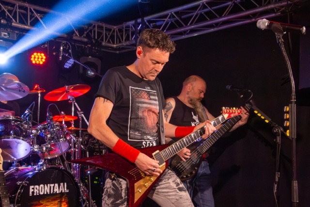 Licht- en geluidstechniek tijdens privéfeest met band Frontaal