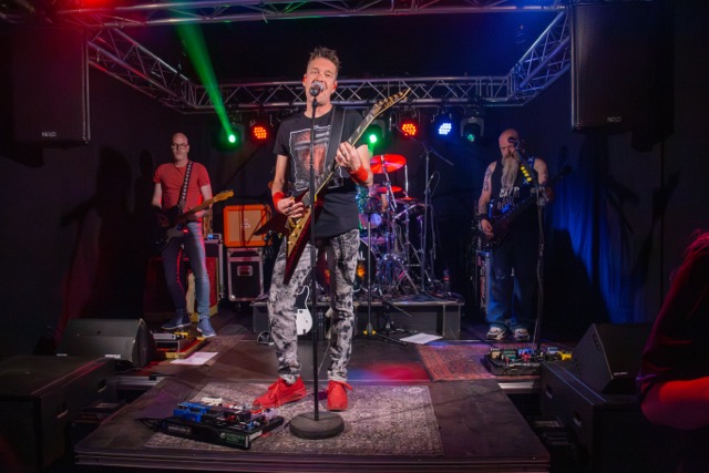 Licht- en geluidstechniek tijdens privéfeest met band Frontaal
