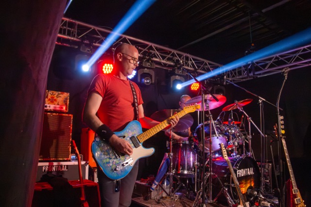 Licht- en geluidstechniek tijdens privéfeest met band Frontaal