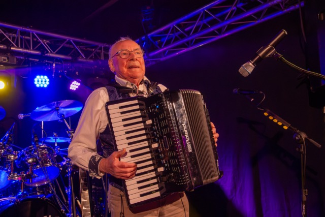 Licht- en geluidstechniek tijdens privéfeest met band Frontaal