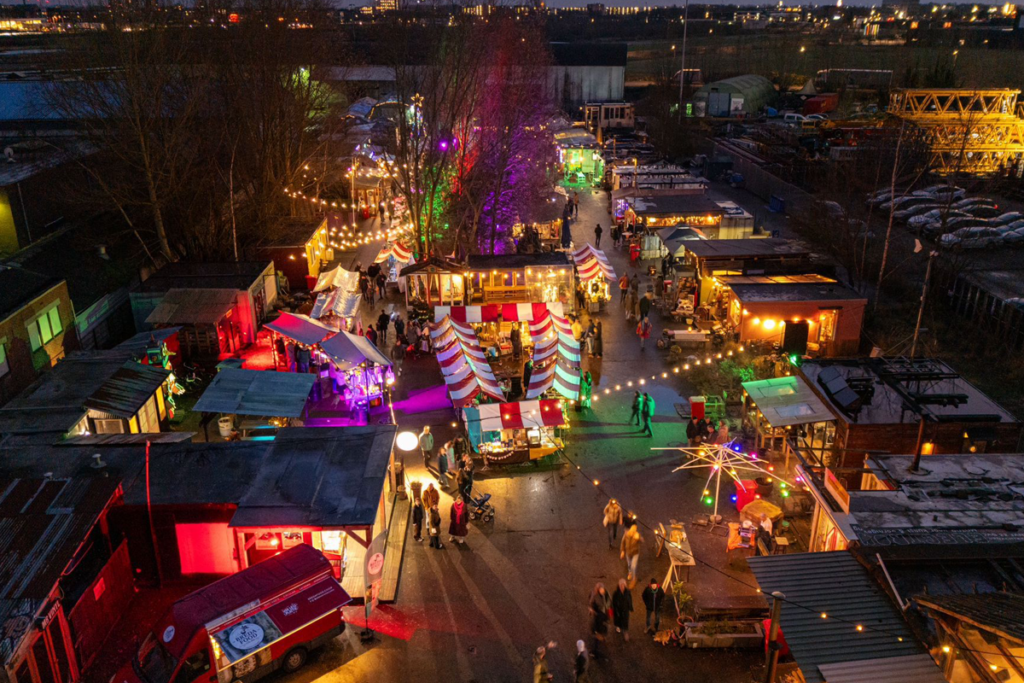 Verlichte kerstmarkt STEK Breda avond sfeer